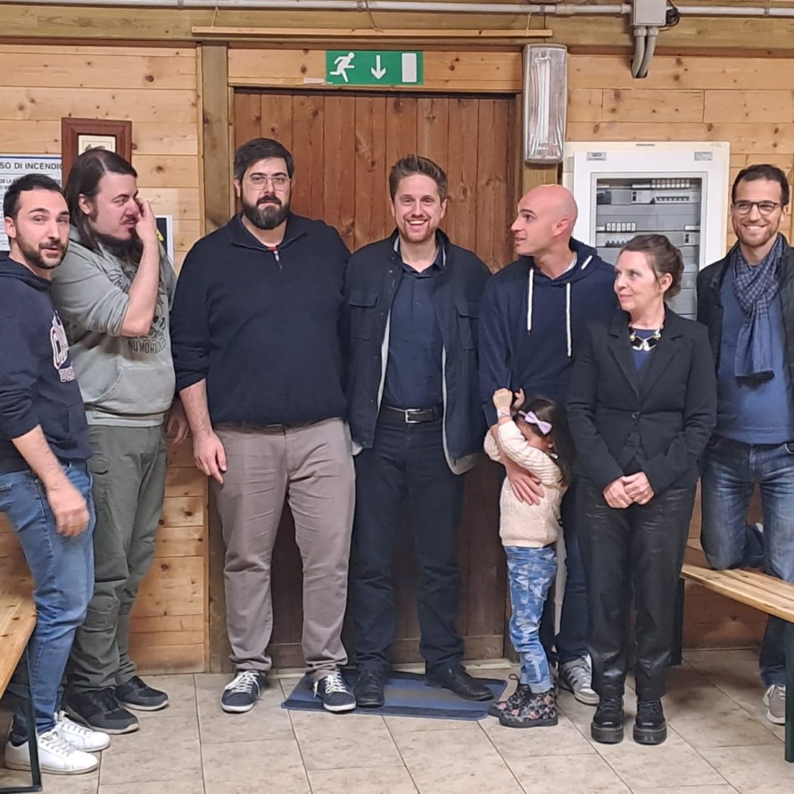 Immagine raffigurante il Sindaco Alberto Rossi, l'Assessore alle Politiche Giovanili Bruno Sforna e il Consigliere Samuele Tagliabue con alcuni esponenti dell'S.S.D. "Seregn Insema" alla serata inaugurale della Smart Game Night, nella casetta di via Montello, a San Salvatore.