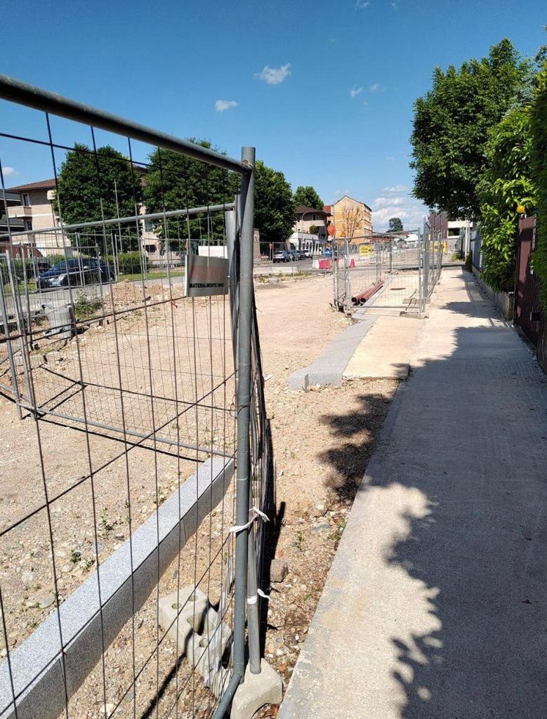 Immagine che mostra un tratto di cantiere della metrotranvia, in via Livio Colzani. 
