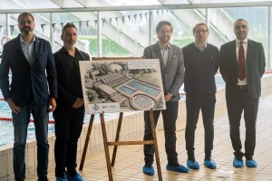Immagine ritraente il personale di Sport Plus con Il Sindaco Alberto Rossi, il Vice Sindaco William Viganò e l'Assessore allo sport Paolo Cazzaniga con un disegno del centro sportivo riqualificato, all'interno delle piscine comunali.